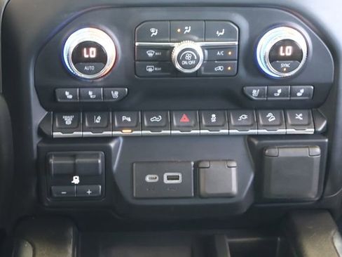 Used 2022 GMC Sierra 2500 Denali w/ Denali Black Diamond Edition AWD/4WD image 17