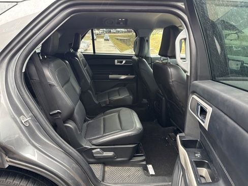 Used 2022 Ford Explorer XLT w/ Equipment Group 202A image 10