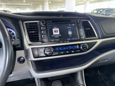 Used 2019 Toyota Highlander Limited w/ Phone Cable & Charge Package image 27