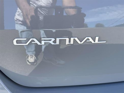 Used 2024 Kia Carnival EX image 9