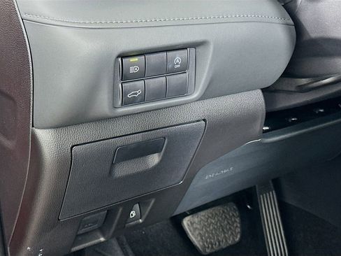 Used 2025 Toyota Highlander XLE image 10