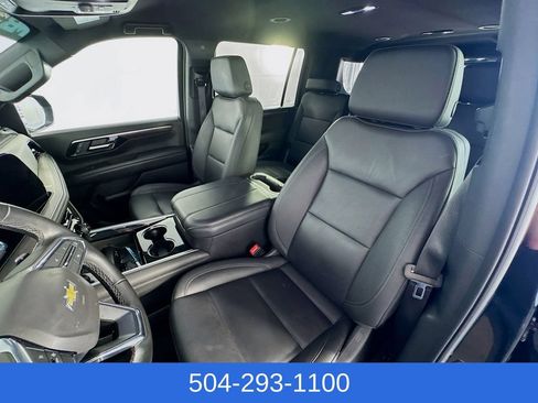 Used 2025 Chevrolet Suburban LT RWD image 23