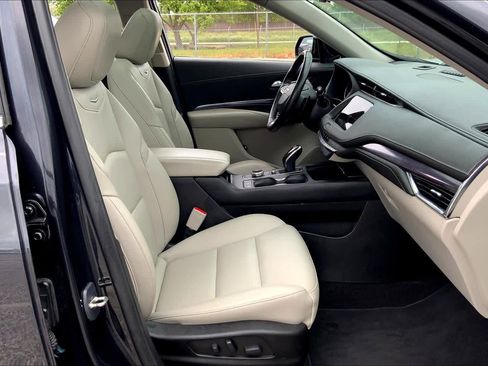 Used 2023 Cadillac XT4 Luxury w/ Cold Weather Package image 9