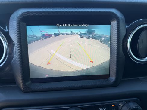 Used 2020 Jeep Wrangler Unlimited Sahara image 24