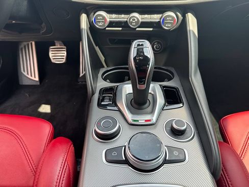Used 2022 Alfa Romeo Giulia Veloce AWD/4WD image 44