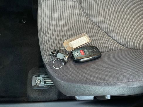 Used 2025 Toyota Highlander LE image 24