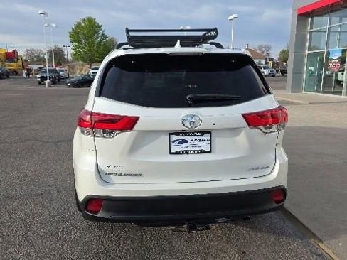 Used 2017 Toyota Highlander XLE AWD/4WD image 4