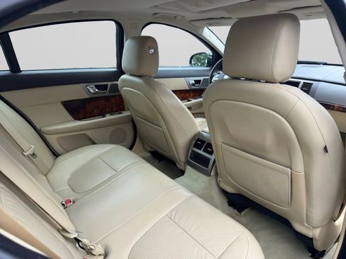 Used 2010 Jaguar XF Premium RWD image 28