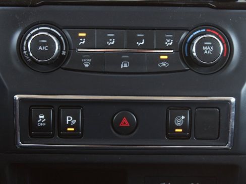 Used 2022 Nissan Titan SV image 32