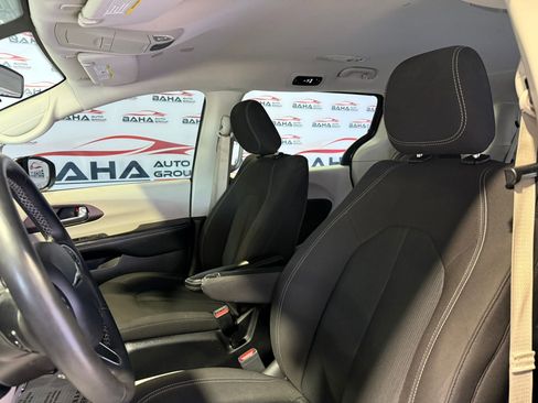 Used 2022 Chrysler Voyager LX image 25