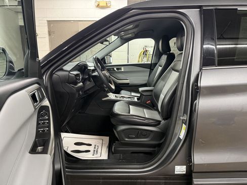 Used 2023 Ford Explorer XLT w/ Equipment Group 202A image 11