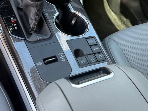 Used 2024 Toyota Highlander Platinum FWD image 24