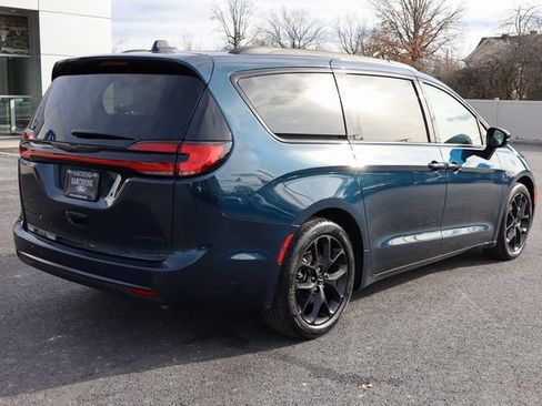 Used 2025 Chrysler Pacifica Limited image 3