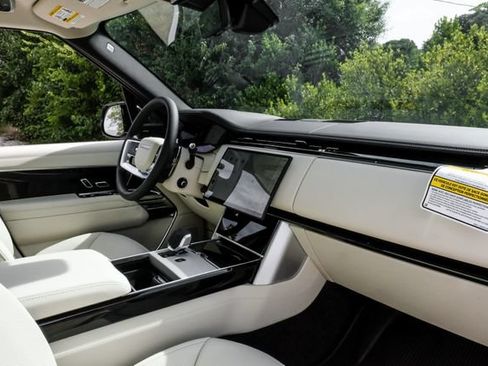 New 2026 Land Rover Range Rover Long Wheelbase SE AWD/4WD image 18