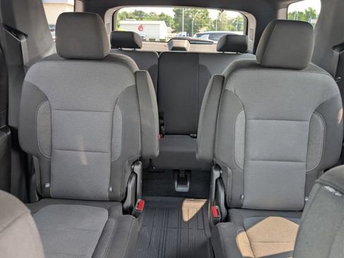 Used 2023 Chevrolet Traverse LT FWD image 16
