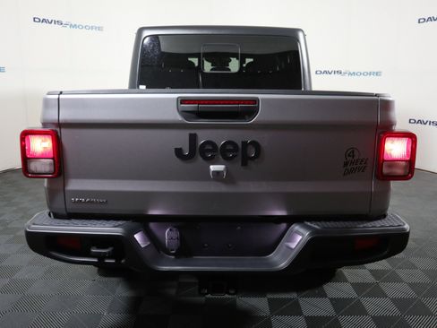 Used 2021 Jeep Gladiator Sport image 7