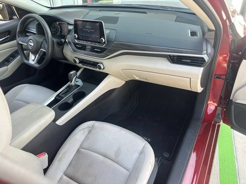 Used 2025 Nissan Altima 2.5 SV FWD image 32