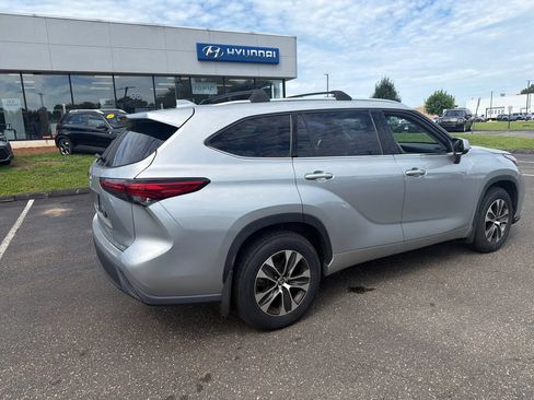 Used 2020 Toyota Highlander XLE AWD/4WD image 3
