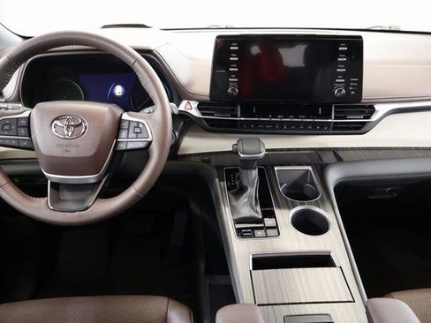 Used 2024 Toyota Sienna Platinum image 12