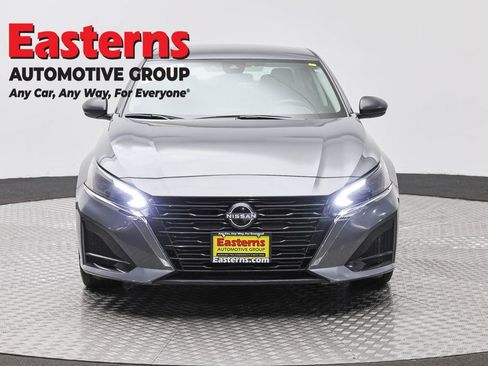 Used 2025 Nissan Altima 2.5 SV FWD image 2