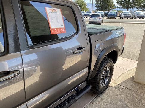 Used 2017 Toyota Tacoma TRD Off-Road w/ Premium & Technology Package AWD/4WD image 56