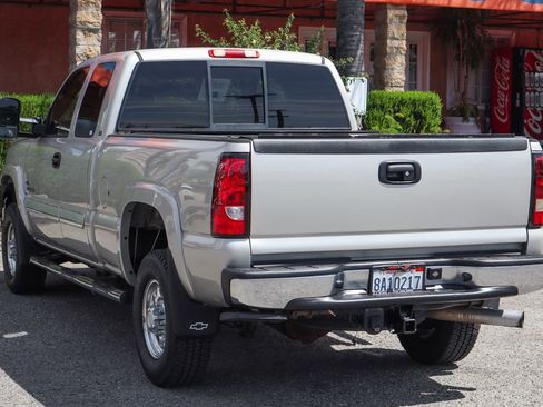 Used 2006 Chevrolet Silverado 2500 LT w/ Heavy-Duty Power Package image 6
