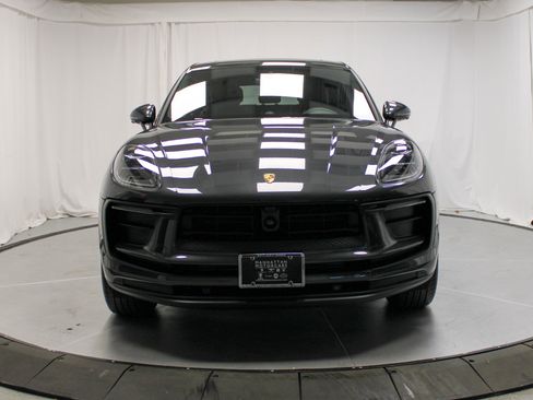 Certified 2025 Porsche Macan image 12