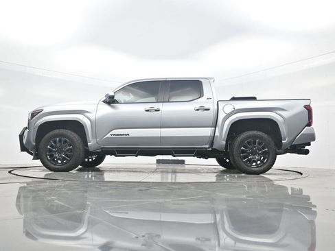 Used 2025 Toyota Tacoma SR5 AWD/4WD image 31