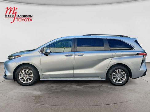 Used 2021 Toyota Sienna XLE FWD image 15