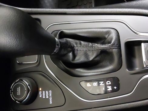 Used 2019 Jeep Cherokee Latitude w/ Cold Weather Group image 21