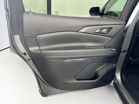 Used 2025 Chevrolet Traverse LT image 27