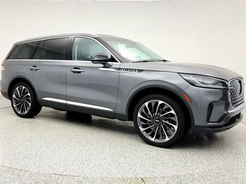 Used 2025 Lincoln Aviator Reserve w/ Equipment Group 201A image 3