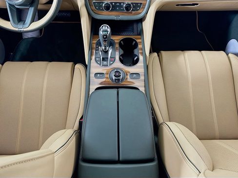Certified 2025 Bentley Bentayga AWD/4WD image 24