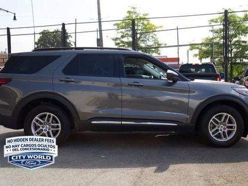 Used 2025 Ford Explorer Active AWD/4WD image 3