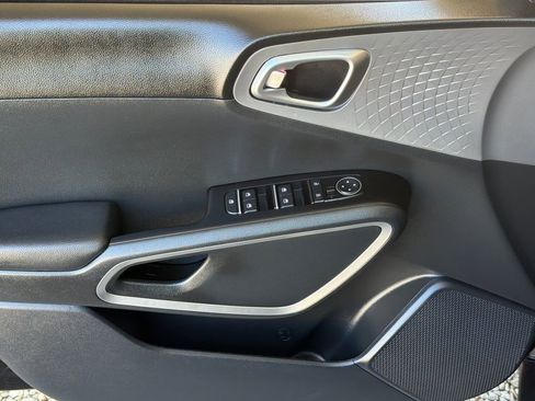 Used 2025 Kia Soul LX FWD image 3