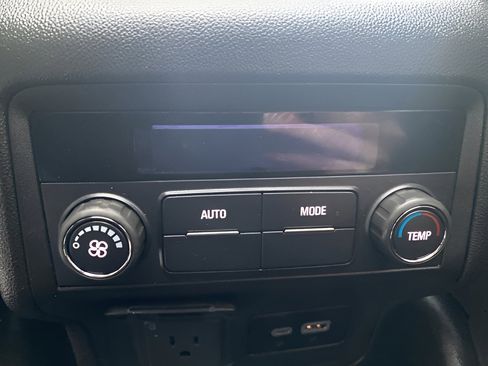 Used 2023 GMC Acadia SLE w/ Driver Convenience Package image 13