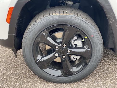 New 2025 Jeep Grand Cherokee Limited w/ Black Appearance Package image 8