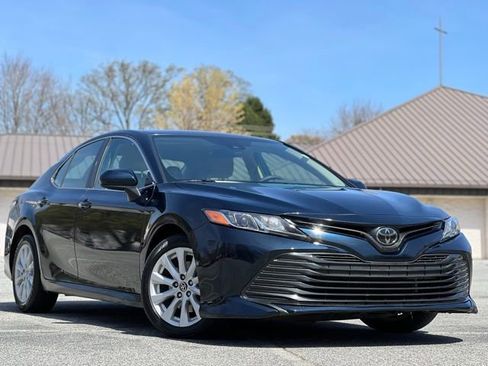 Used 2020 Toyota Camry LE image 3