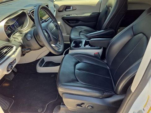 Used 2023 Chrysler Pacifica Touring-L FWD image 13