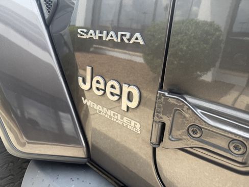 Used 2019 Jeep Wrangler Unlimited Sahara AWD/4WD image 12