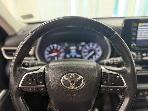 Used 2020 Toyota Highlander XLE AWD/4WD image 25