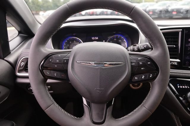 Used 2025 Chrysler Pacifica Limited FWD image 13