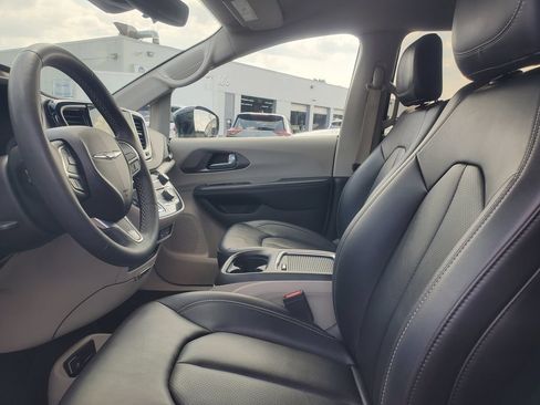 Used 2024 Chrysler Pacifica Touring-L FWD image 4