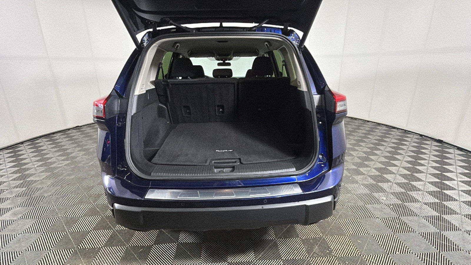 Used 2025 Nissan Rogue SV FWD image 34