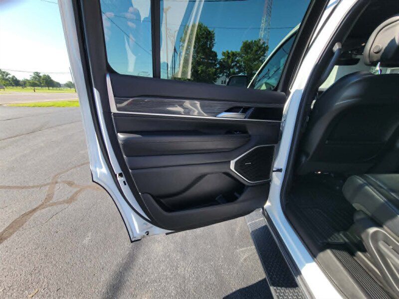 Used 2022 Jeep Wagoneer Series II AWD/4WD image 13