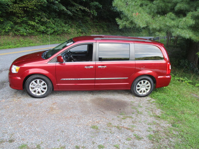 Used 2016 Chrysler Town & Country Touring w/ Driver Convenience Group FWD image 3
