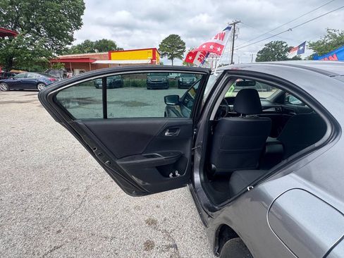 Used 2017 Honda Accord LX image 11