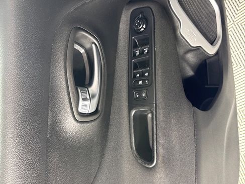 Used 2019 Jeep Renegade Latitude w/ Cold Weather Group image 12