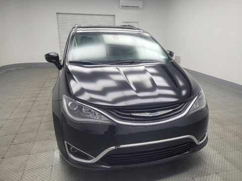 Used 2018 Chrysler Pacifica Touring-L image 14