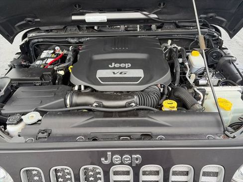 Used 2017 Jeep Wrangler Sahara w/ Connectivity Group AWD/4WD image 18